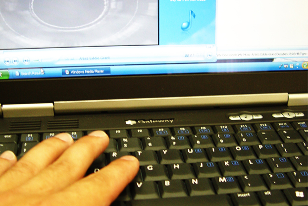 Dispositivo intercepta informações digitadas em teclado sem fio Dispositivo intercepta informações digitadas em teclado sem fio